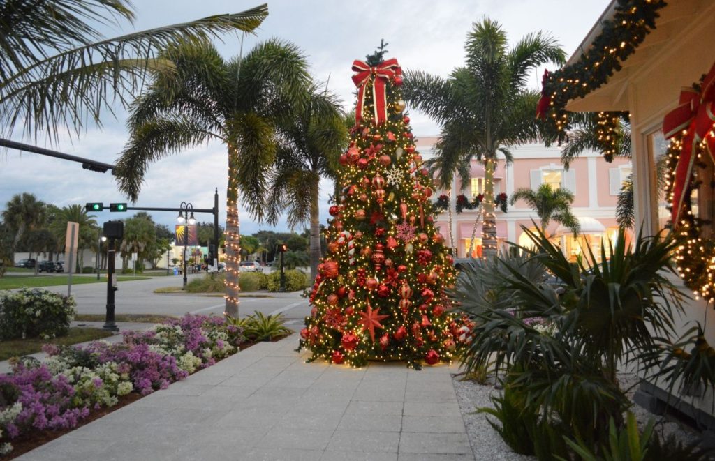 Christmas on 5th Avenue in Naples Florida. One of the things to in Florida at Christmas. Keep reading to learn more about Christmas in Florida activities. 