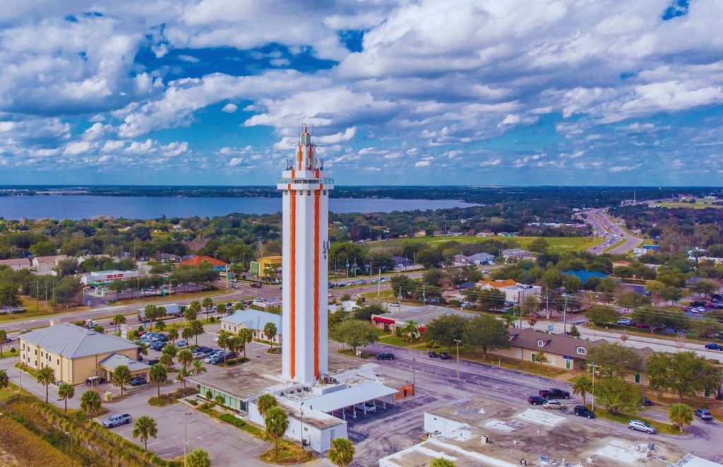 Clermont Florida Citrus Tower at Christmas. Keep reading to find out more about orange picking in Orlando.