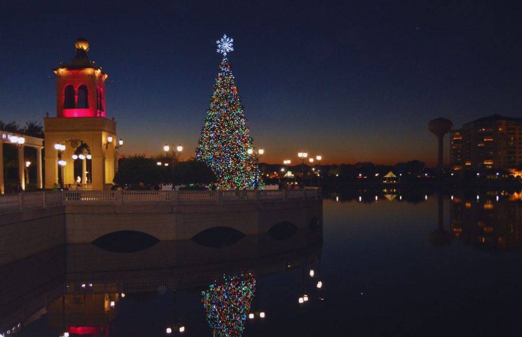 Crane’s Roost Altamonte Springs Florida Christmas. Keep reading to get the best Orlando Christmas Lights locations.