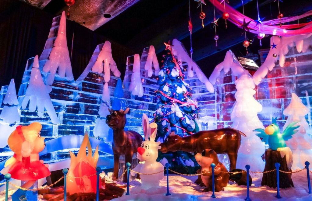 Gaylord Palms Christmas decorations. Keep reading to learn more about the best things to do for Christmas in Orlando.