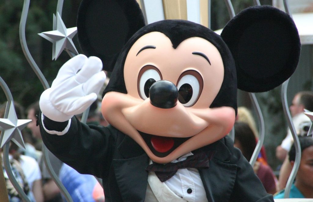 Chef Mickey’s at Disney with Mickey Mouse waving at guests outside. Keep reading to learn more about the best kid restaurants in Orlando. 