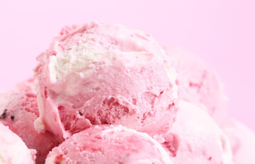 Kelly's Homemade Ice Cream with a pink ice cream scoops. Keep reading to learn more about ice cream in Orlando.