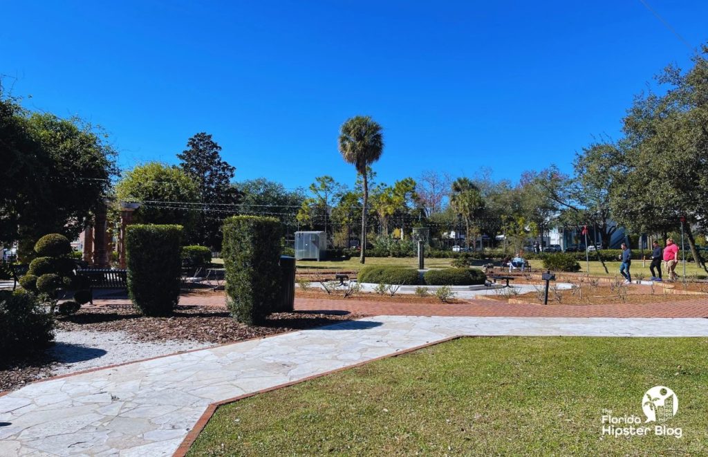 Winter Park Florida Downtown Rose Garden. Keep reading to find out the best gardens in Orlando. 