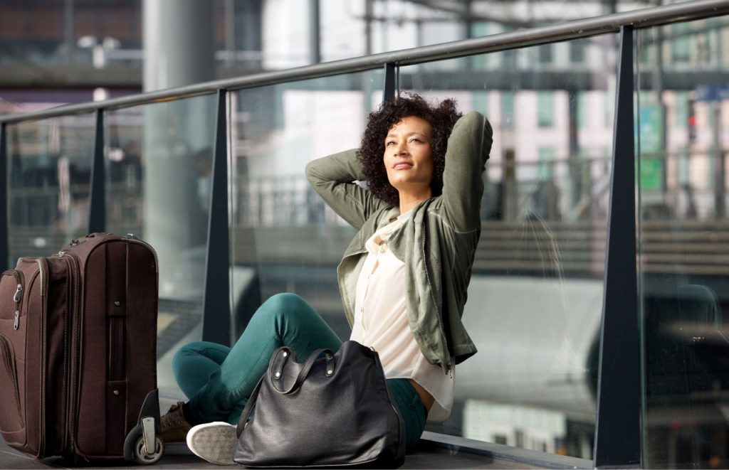 Best Purses for Travel black lady in the airport
