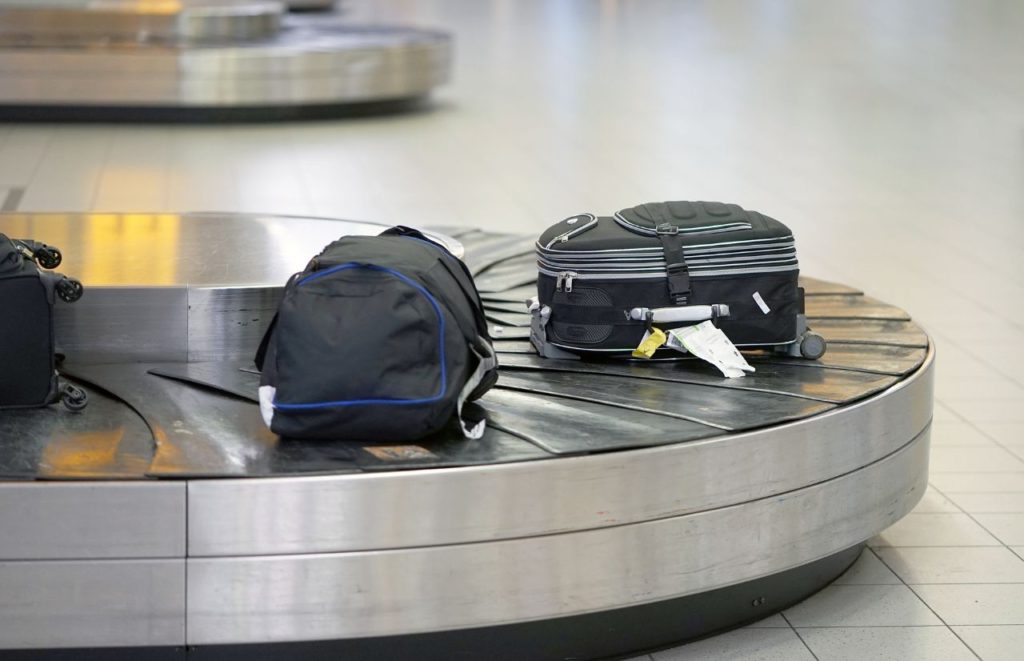 Can carry-on a shaving razor airport baggage claim