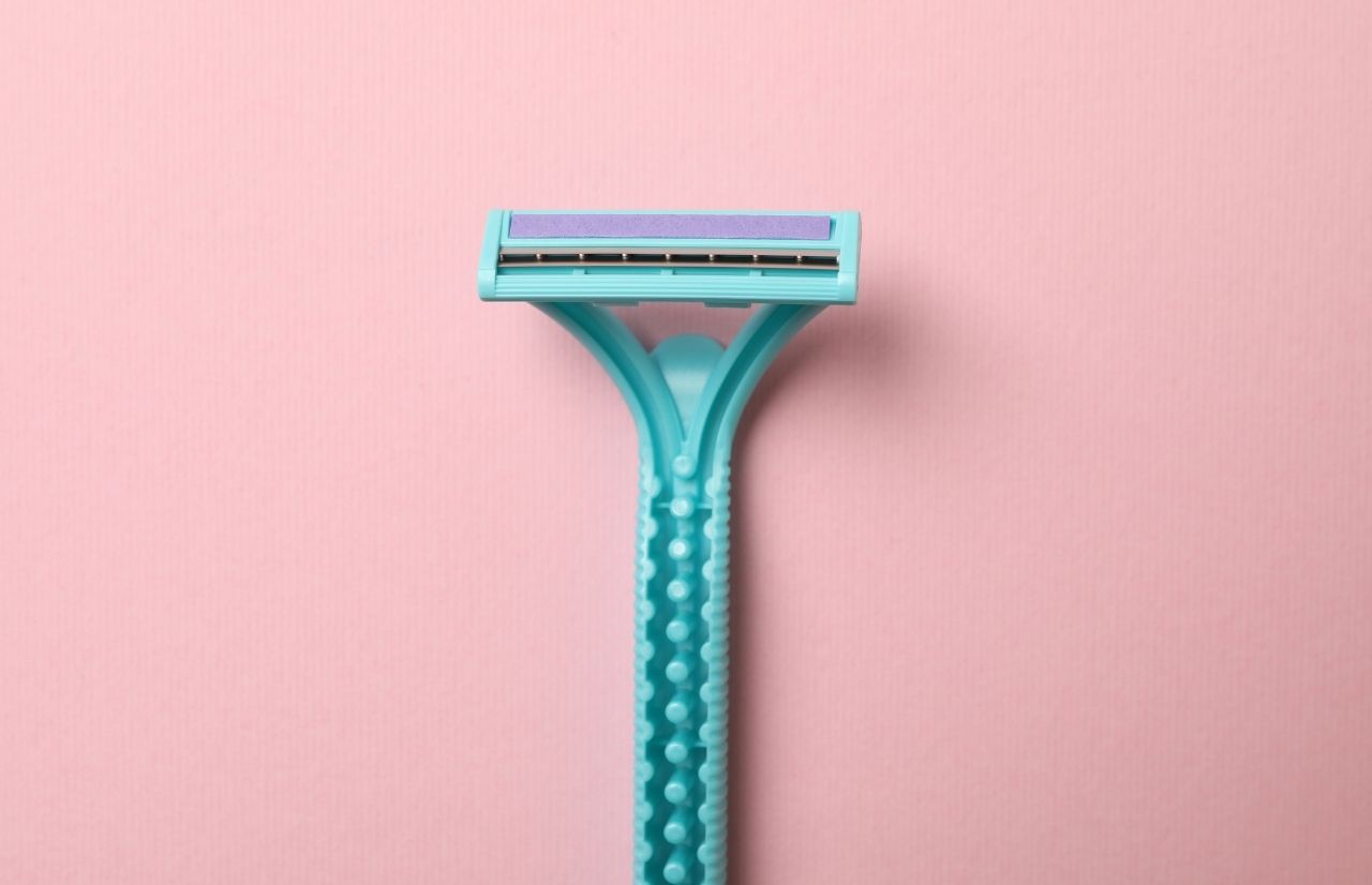 Can carry-on a shaving razor teal razor on pink background