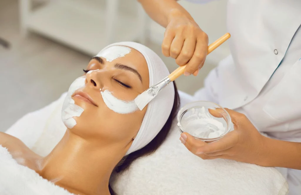 Lady getting a white mask during facial Spa Evangeline. Keep reading to find out all you need to know about day spas in Tampa. 