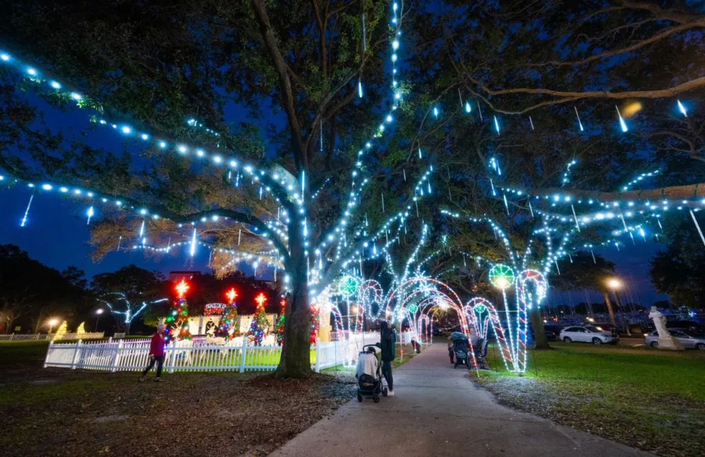 St. Petersburg Waterfront Lights and Display Keep reading Florida Hipster to get the best Christmas Lights in Tampa, Florida.