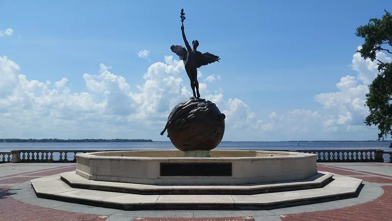 Memorial Park WWI Memoriam statue in Jacksonville Florida. Keep reading to get fun and free things to do in Jacksonville, Florida.