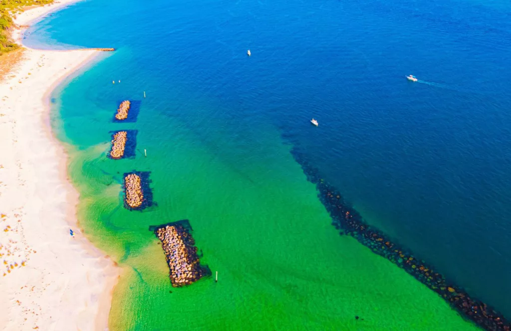 Boats and rocks to avoid when diving. Keep reading to get the Full Guide to Snorkeling in Panama City Beach, Florida.